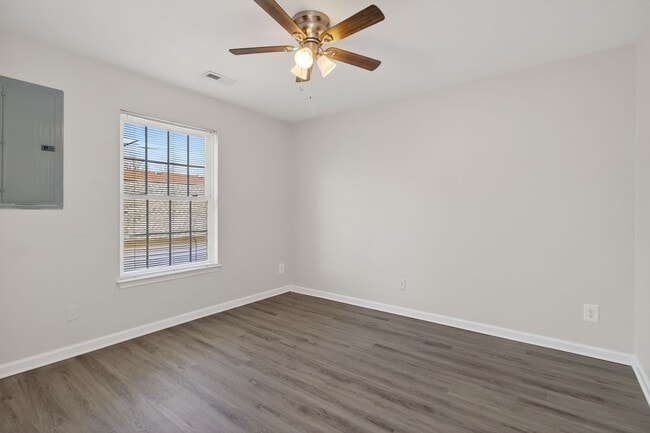 Building Photo - 1606 Parks Ave