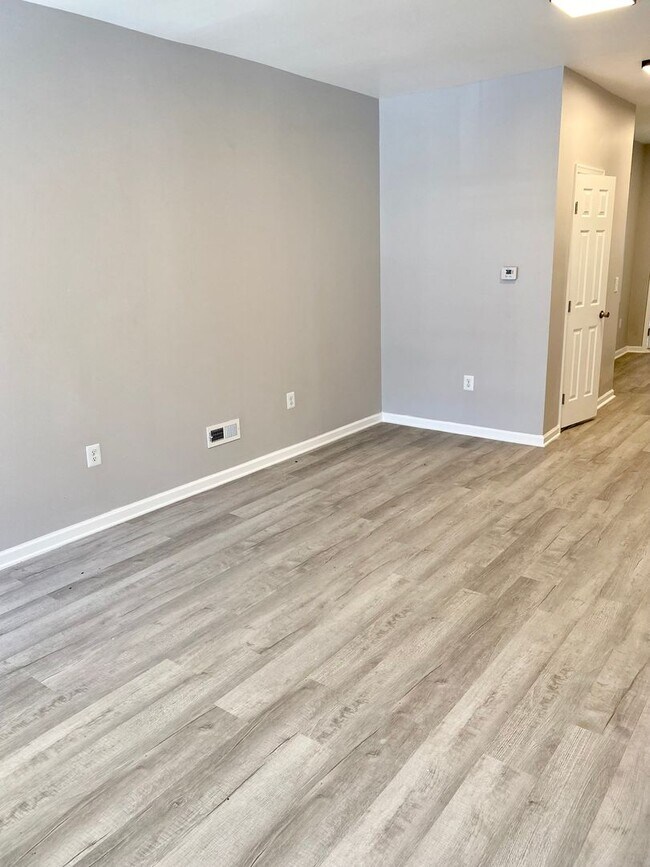 Building Photo - Beautifully Renovated 3-Bedroom Townhouse ...