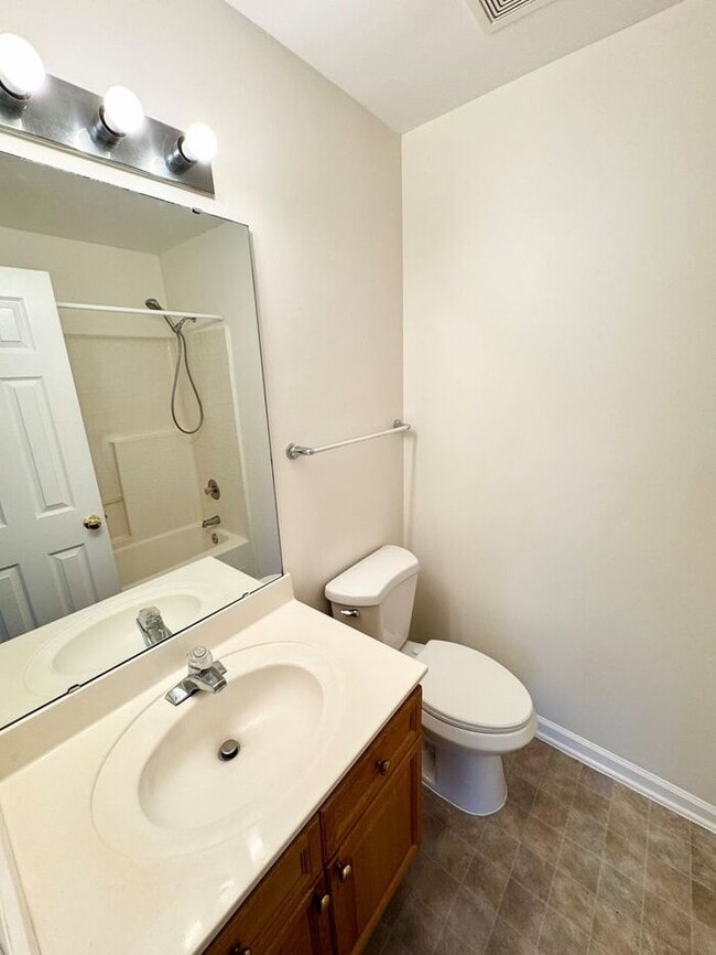 Building Photo - 2-bedroom Mathews Townhome