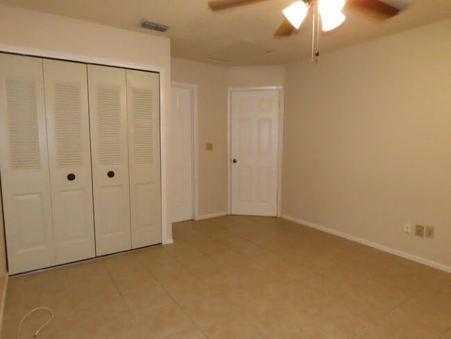 Building Photo - Sunnyside Lakeview 2br/2ba Apartment