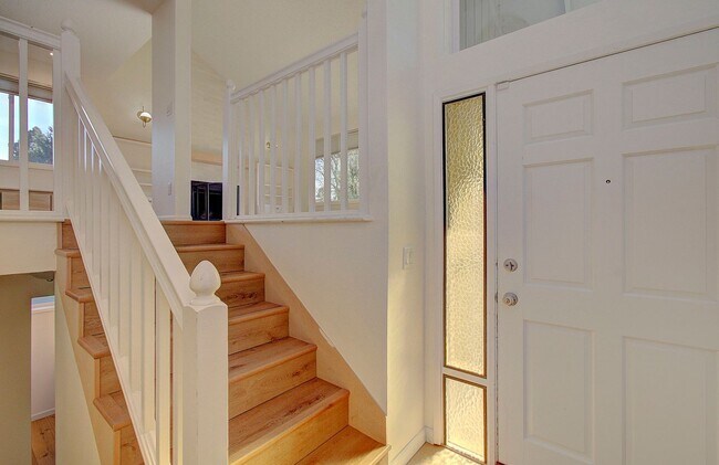 Building Photo - Spacious 4bd 2.5ba Home - Avail. Now!