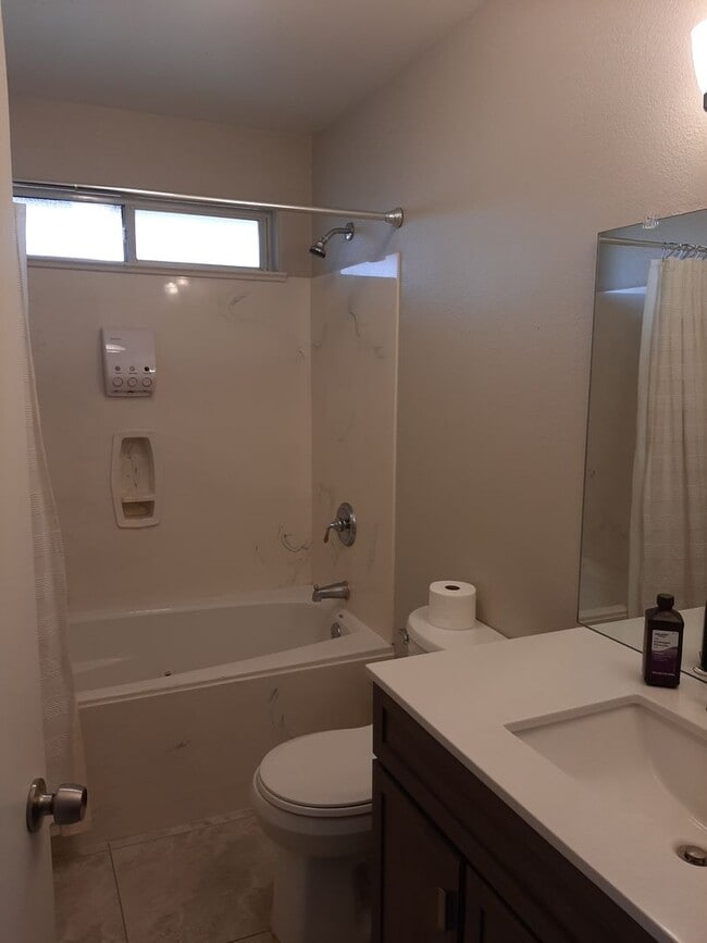 Building Photo - Charming Home Near the Prescott Square