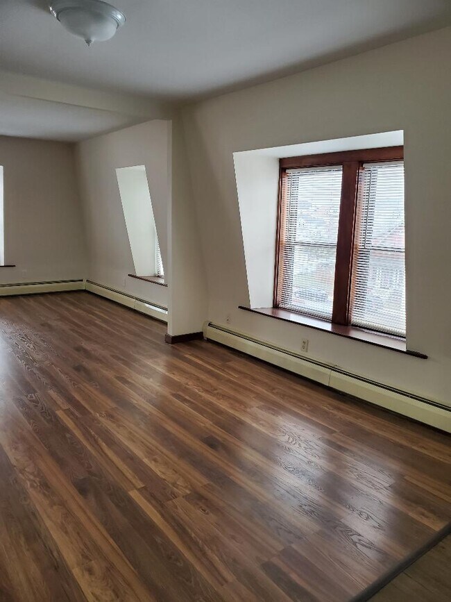 Building Photo - 448 Coggeshall St