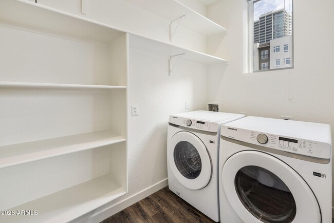 Building Photo - 406 W 7th St