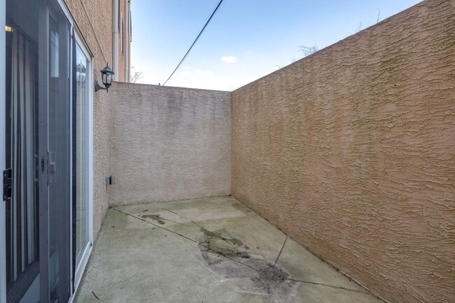 Building Photo - 2631 Catharine St