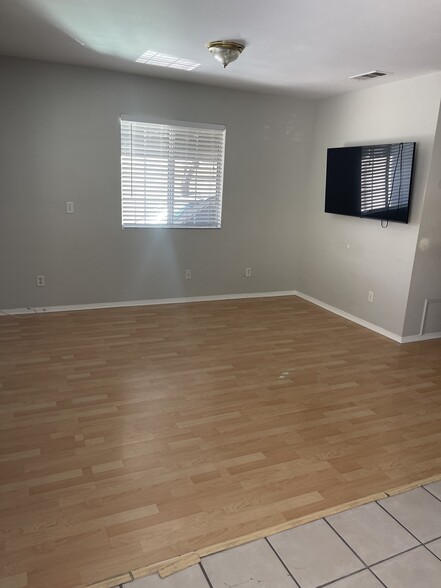 Building Photo - 1785 N Oxford Ave