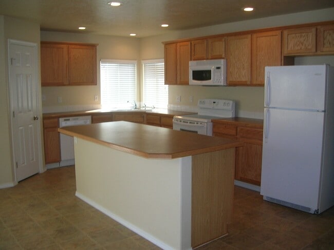 Building Photo - Nice home located in SE Boise near Les Bois Jr. High