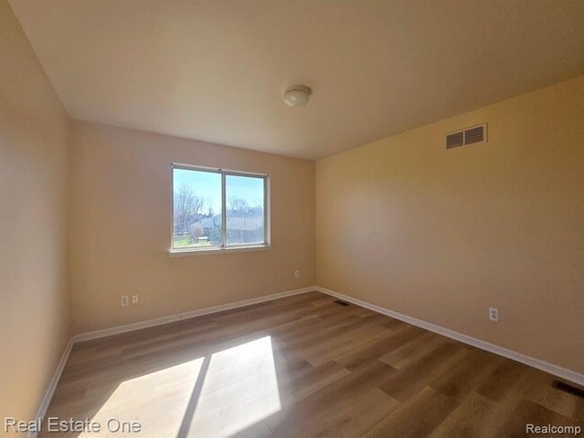 Building Photo - 42510 Pinehurst Dr