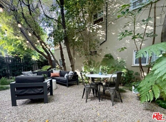 Building Photo - 805 N W Knoll Dr