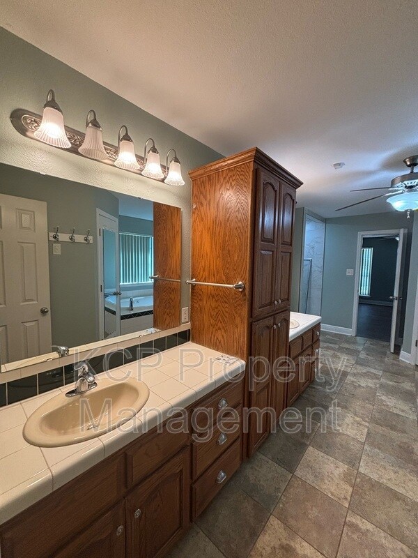 Building Photo - 2109 Barrington Dr