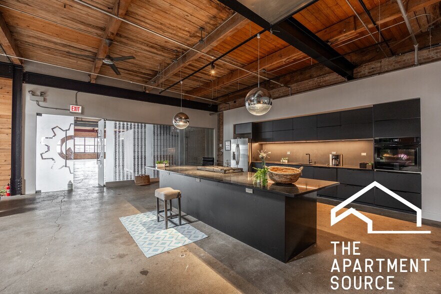 Building Photo - 3134 W Carroll Ave