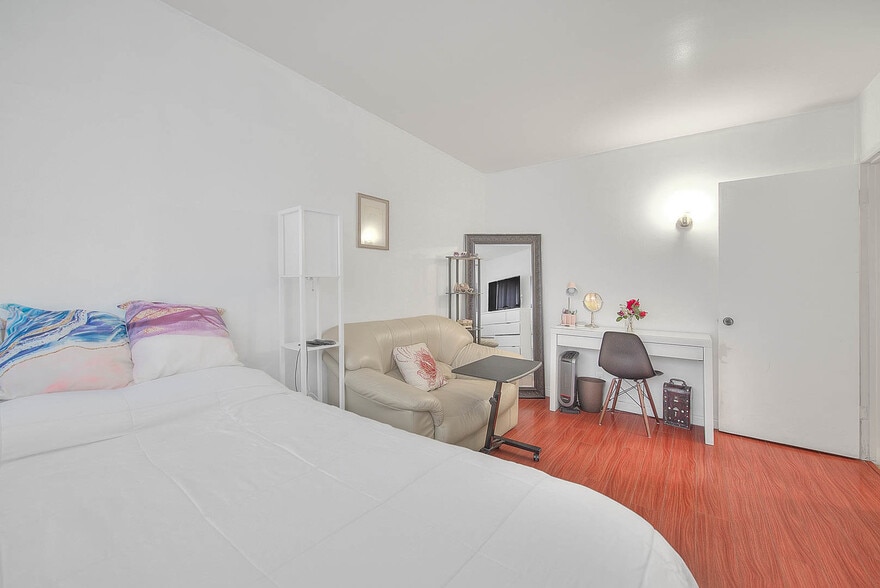 Spacious master bedroom (before new paint/lighting) - 4626 W 149th St