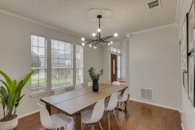 Building Photo - 7402 Brookhaven Dr