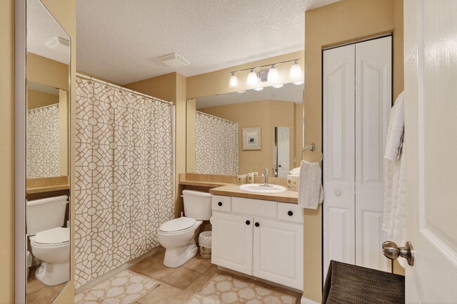 Building Photo - 3202 Myrtlewood Cir E