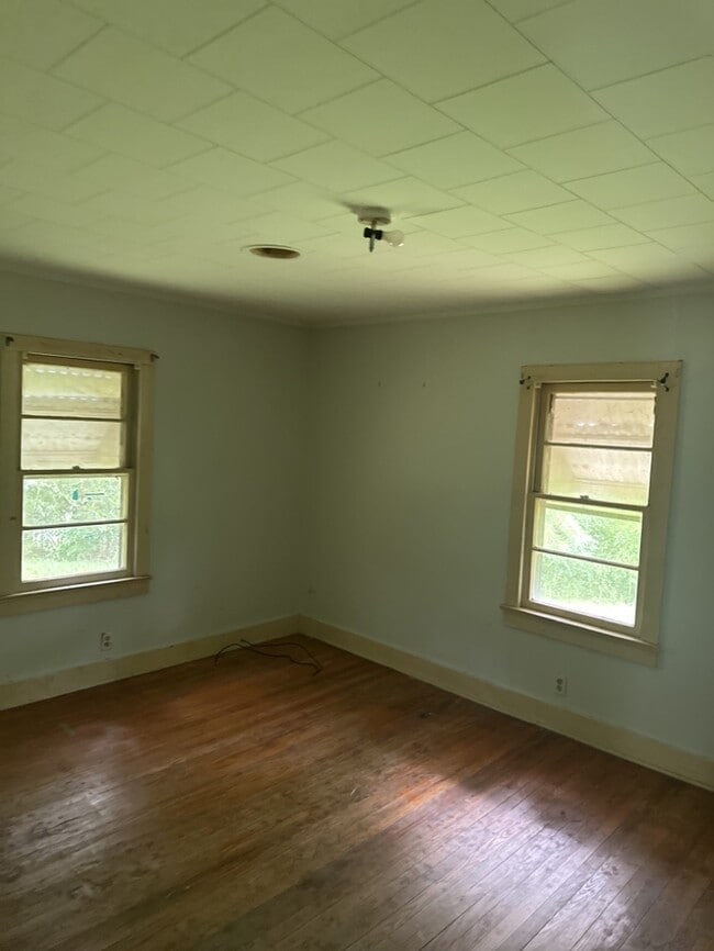 Building Photo - 2 Bedroom 1 Bathroom