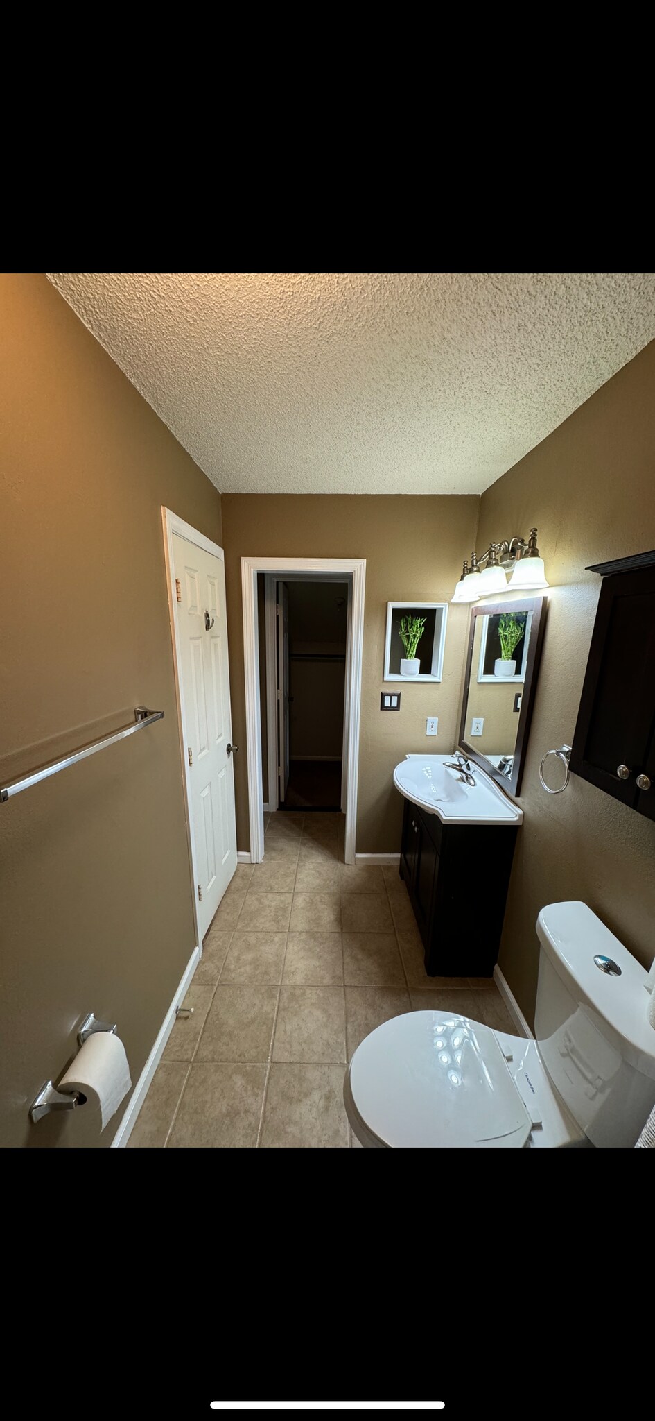 Full Bath w walk-in closet - 20 Carriage Crossing Ln