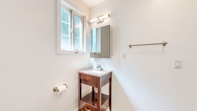 Building Photo - Beautiful 2 Bedroom 2 Bathroom Single Fami...