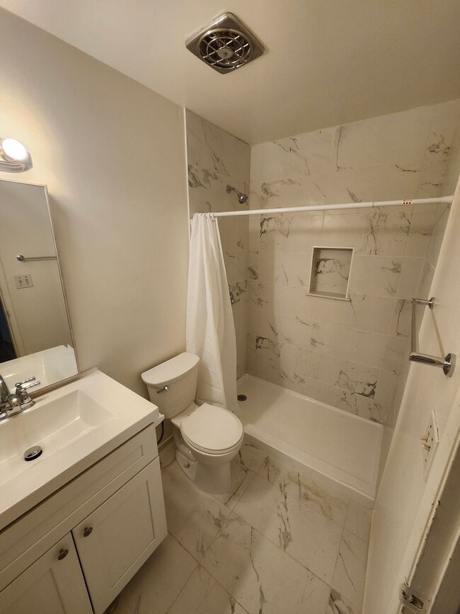 Building Photo - Newly Renovated! Spacious 4-Bed, 2-Bath Ho...