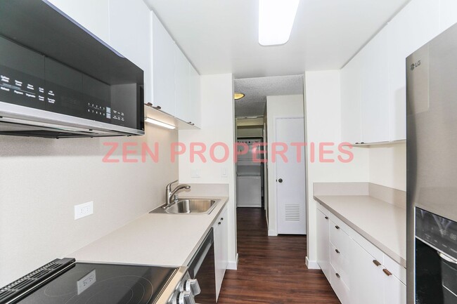 Building Photo - 2 bedroom, 2 bath & 1 parking for rent at Royal Court