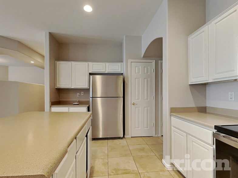 Building Photo - 12825 W Weldon Ave