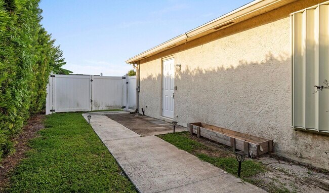 Building Photo - 141 NE Naranja Ave