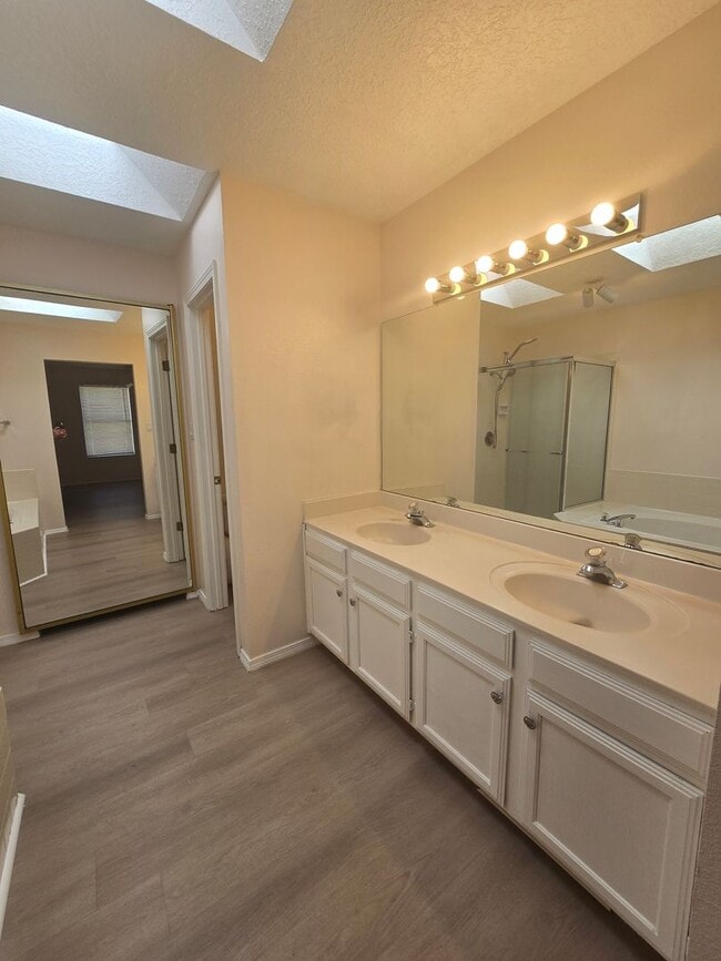 Building Photo - Beautiful 4 Bedroom 2 1/2 Bath Home in a Highly Desirable Neighborhood!