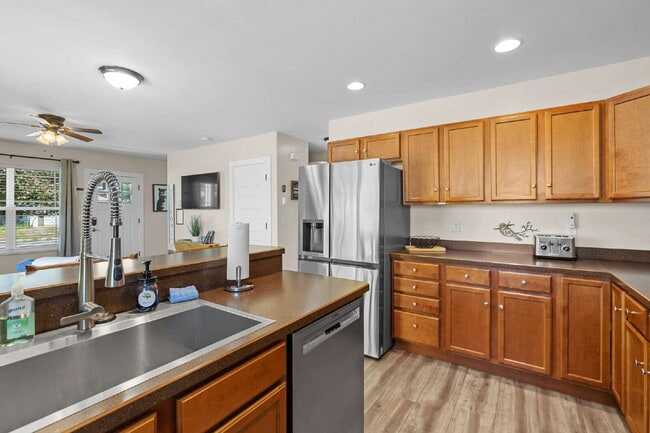 Building Photo - Charming & centrally located- Avail October 1st thru May 31st.