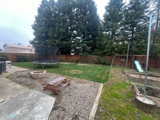 Building Photo - Wonderful 4 Bedroom Home Near Parks With Shopping Nearby!