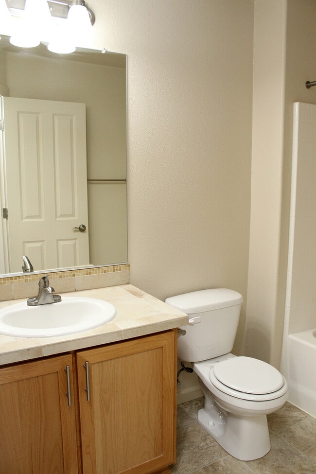 Building Photo - 321 NE Edgeway Drive