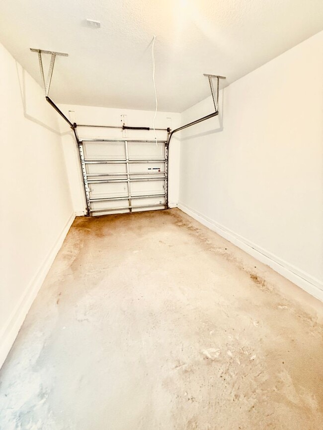 Building Photo - 3 Bed, 2.5 Bath, Corner Unit Townhome