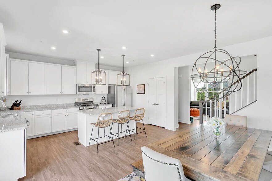 Building Photo - 1206 Clear Springs Dr