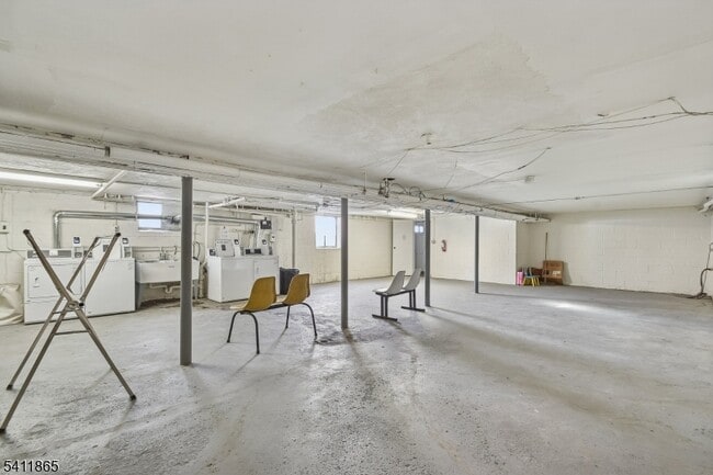 Building Photo - 16 Troy Dr