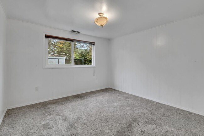 Building Photo - Cozy 4-Bedroom Home with Wood Stove & Large Backyard in Mountlake Terrace