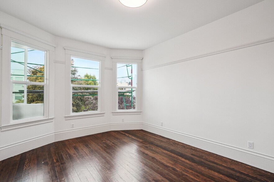 Building Photo - 671 7th Ave