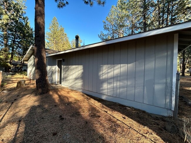 Building Photo - $500 off 1st Month's Rent!!! Charming Home on .25 acre Lot!