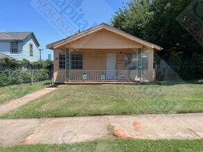 Building Photo - Charming 2 Bedroom