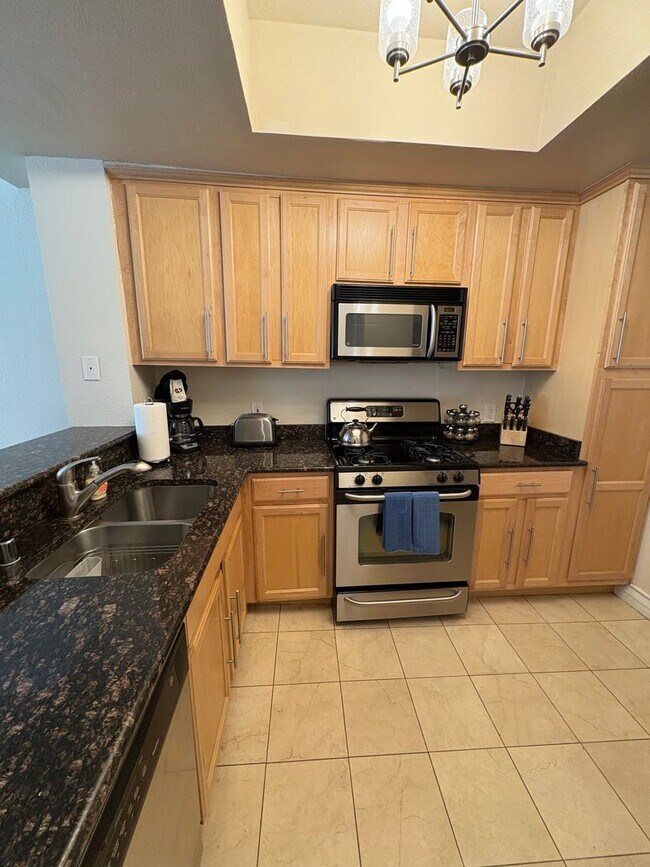 Building Photo - Long or short term available!  Live in luxury in this fully furnished 2 bedroom condo.