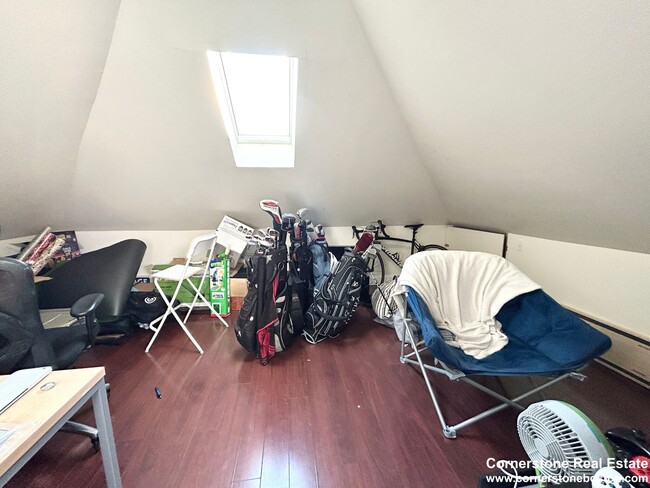 Building Photo - 5 Bed. 2 Full Bathrooms in Mission Hill, L...