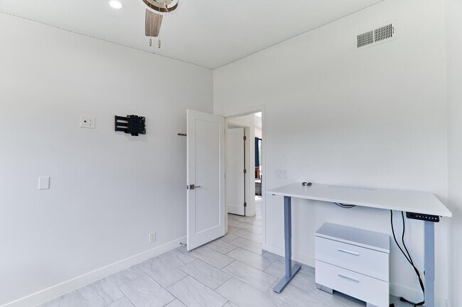 Building Photo - 8113 E Redwing Rd