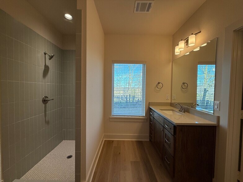 Building Photo - 207 Railroad Ave