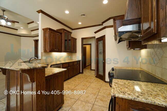 Building Photo - Executive Home in Yukon Schools
