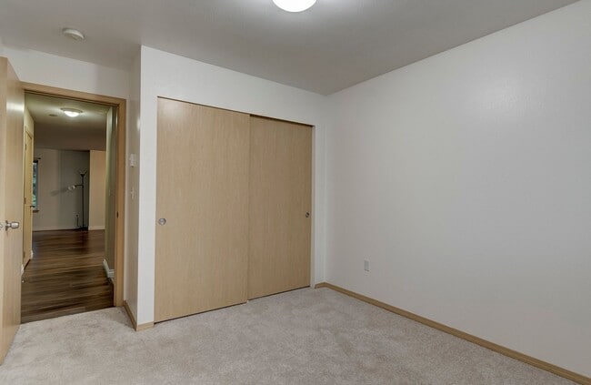 Building Photo - 3 Bed 2 Bath Second floor Condo - HALF OFF...