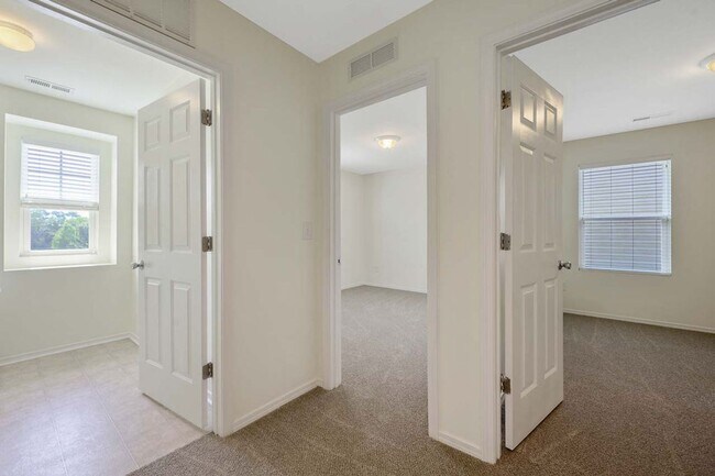 Building Photo - 3 Bedroom Open Concept with Enough Room fo...