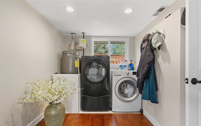 Building Photo - LOW RENT!Beautiful 4Bed2Bath House!PRIME h...