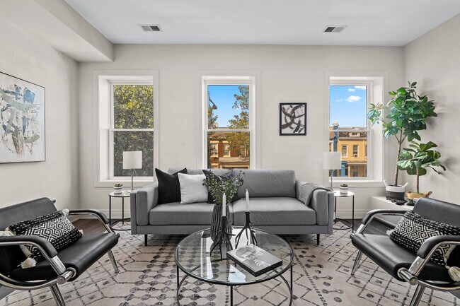 Building Photo - Beautiful 2 bed 2 bath plus den- Parking!!...