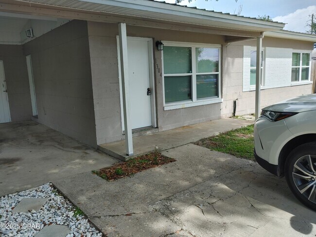 Primary Photo - 1304 Oakland Dr