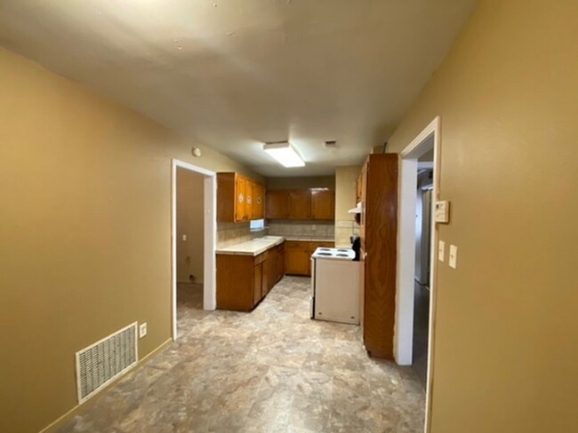 Building Photo - Cozy 3-bedroom, 1.5 bath for lease in west...