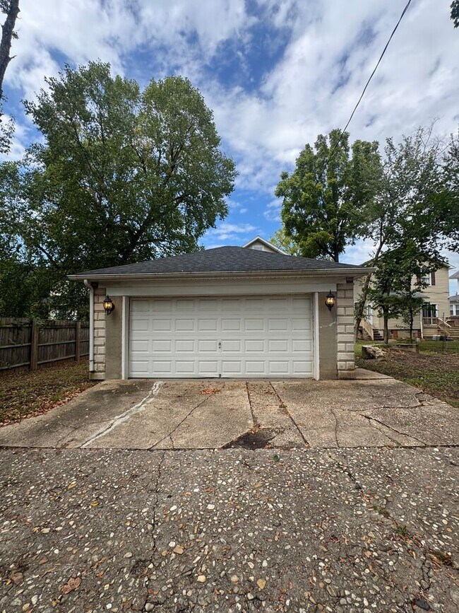 Building Photo - Home Available in West Forest Park!