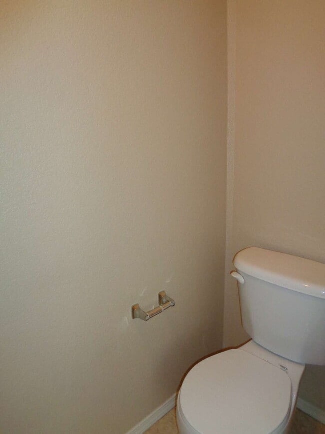 Building Photo - Super location close to shopping, schools,...