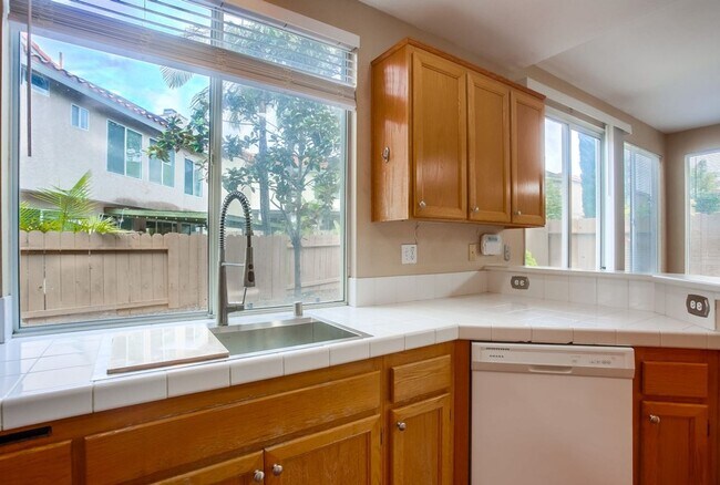 Building Photo - Desirable 3 Bedroom 2 Bath in Ivey Ridge C...
